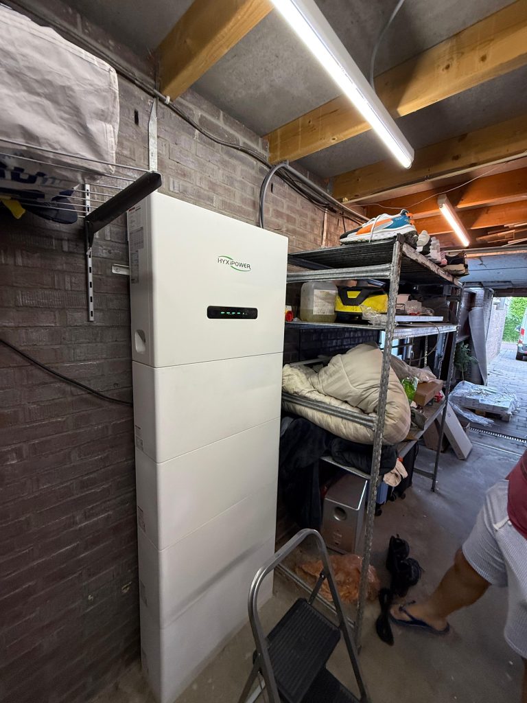 Hyxipower batterij in garageopstelling
