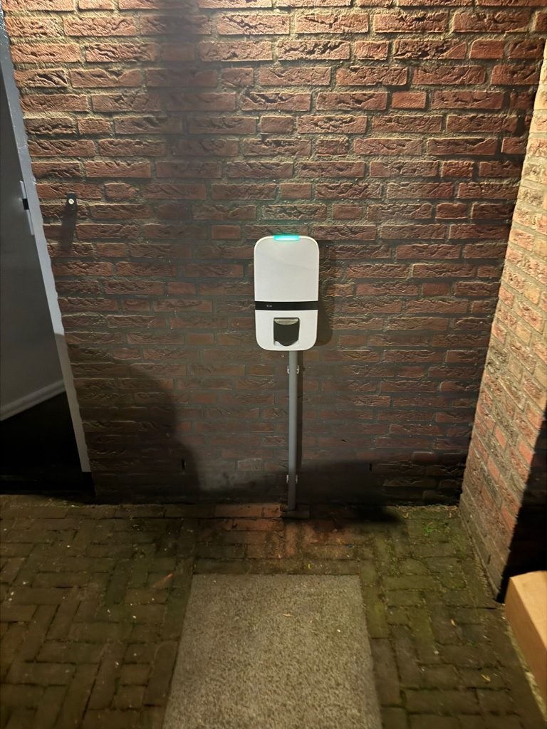 Laadpaal installatie bij avond