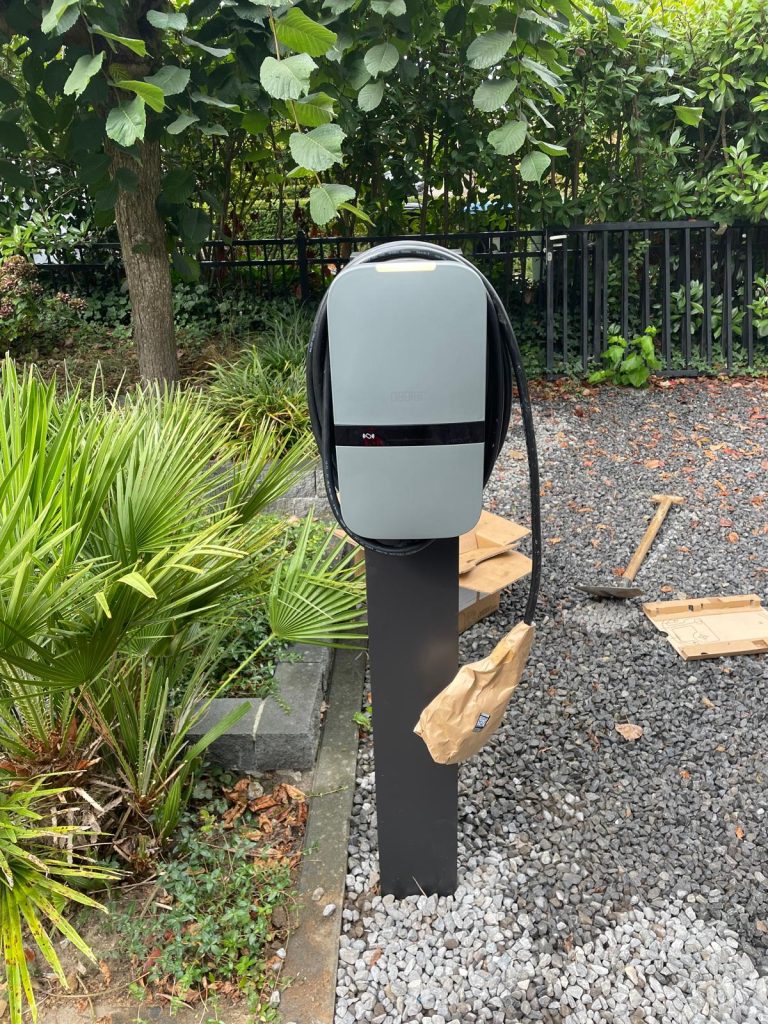 Laadpaal op montagepaal