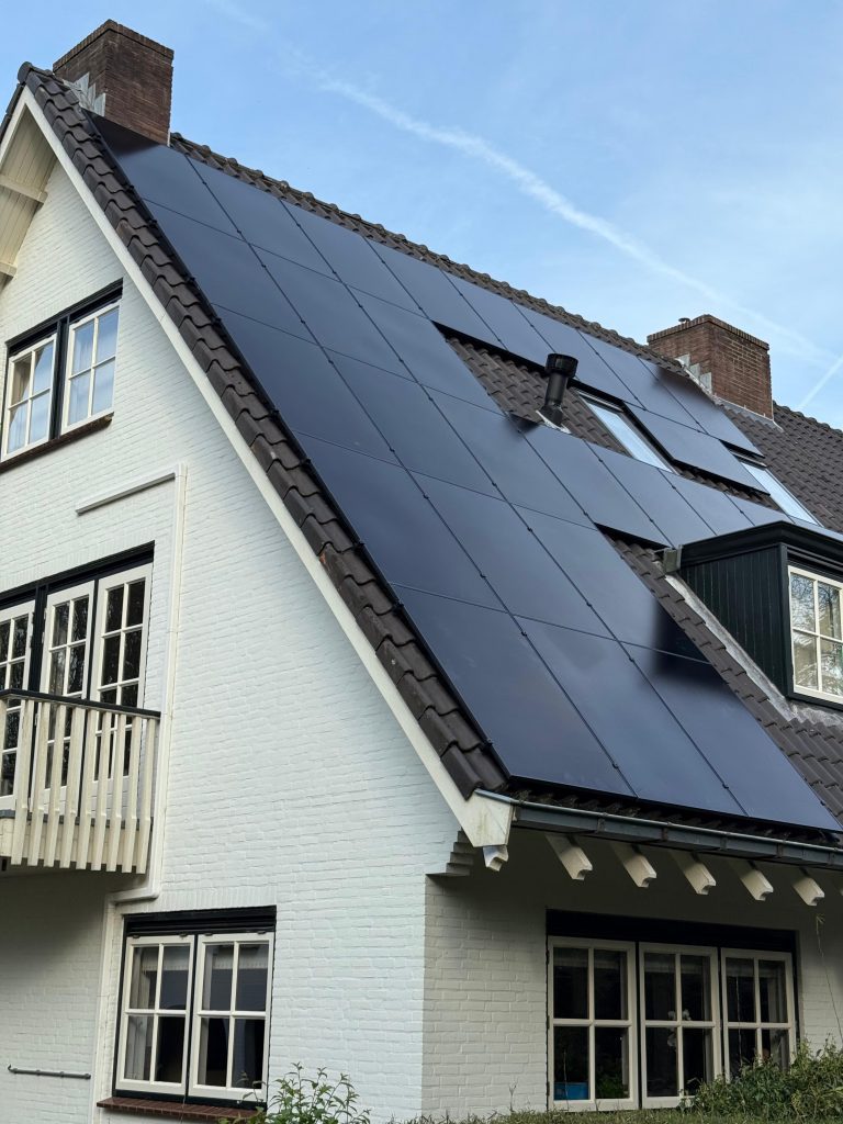Zonnepanelen op schuin dak met zwarte panelen