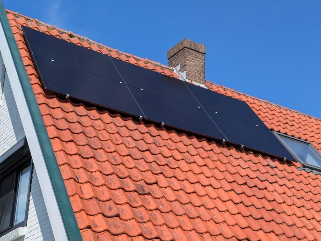 Paneelrij op pannendak