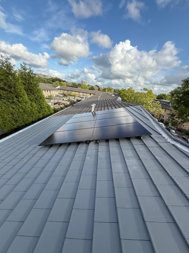 Zonnepanelen op grijs pannendak