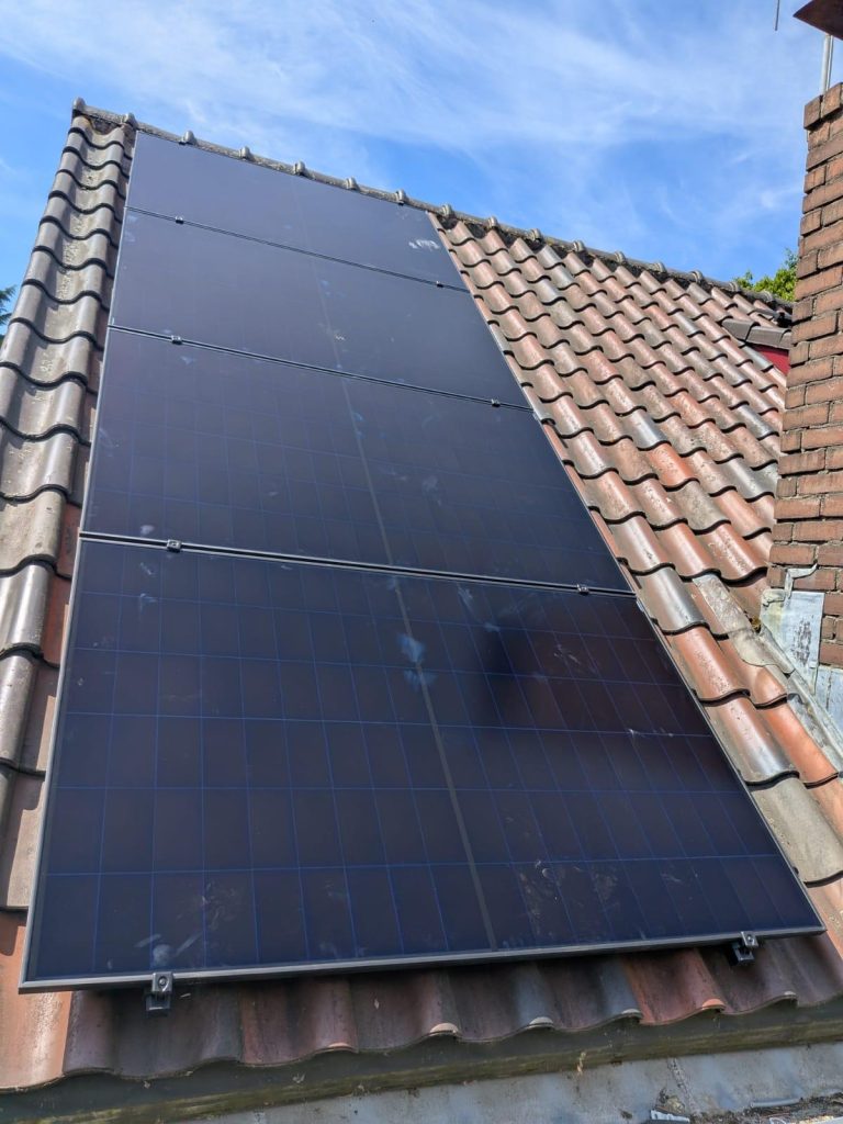 Detail van zonnepanelen tijdens montage