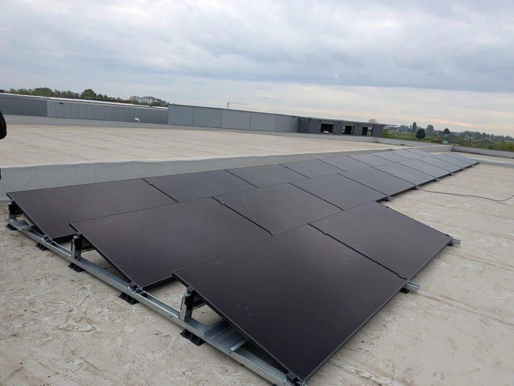 Zonnepanelen op platdak utiliteit