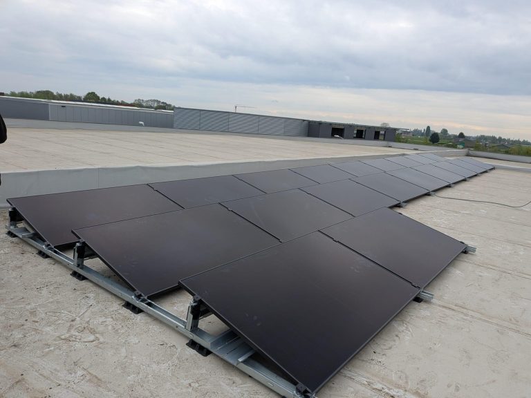Zonnepanelen op platdak utiliteit