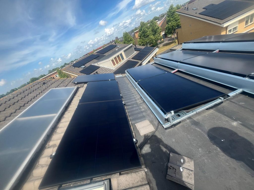 Combinatie panelen op verschillende dakvlakken